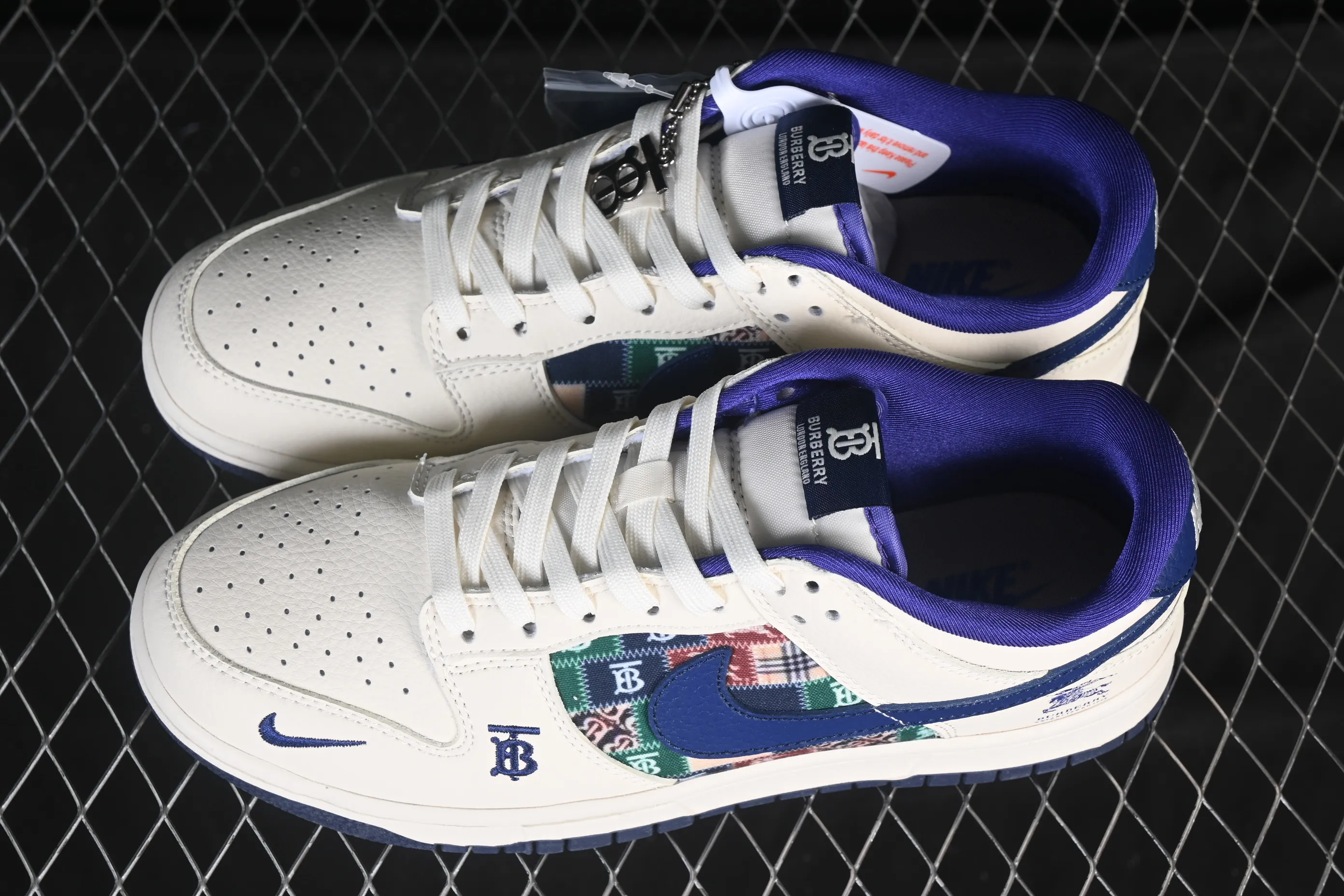 All categories Nk SB Dunk Series Nk SB Dunk Low High-end customized low-top sneakers Nike SB Dunk Low Burberry co-branded white and blue retro splicing High-end customized low-top casual sneakers SD6688-002